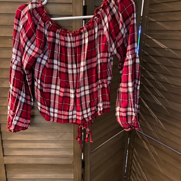 Hollister cropped top. Size medium. - Picture 2 of 4